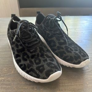 Women’s tennis shoe